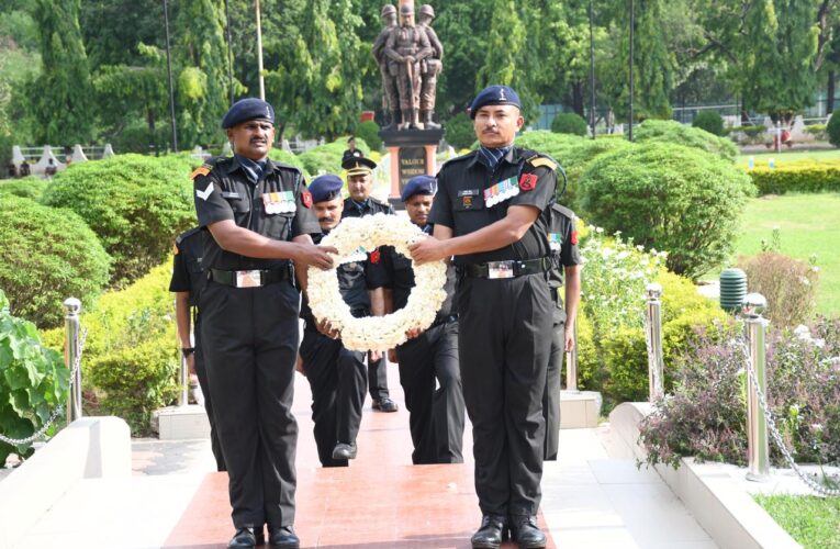 Retiring army personnel pay tribute at war memorial