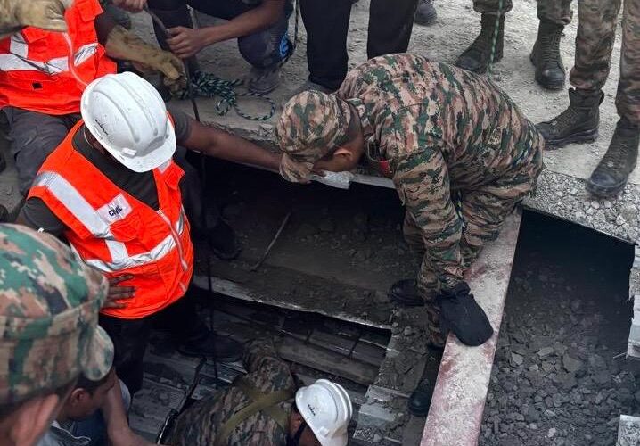 Indian Army leads rescue operations after warehouse collapse in Kolkata