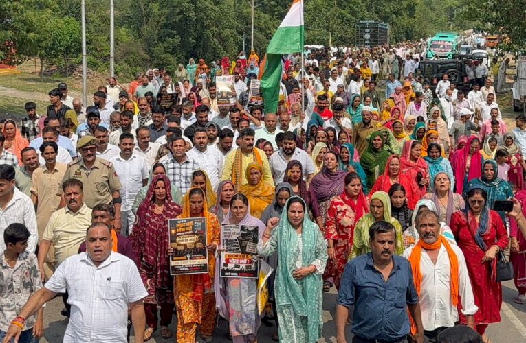 Pawan Khajuria leads massive protest gathering over developmental neglect and water crisis in Udhampur East