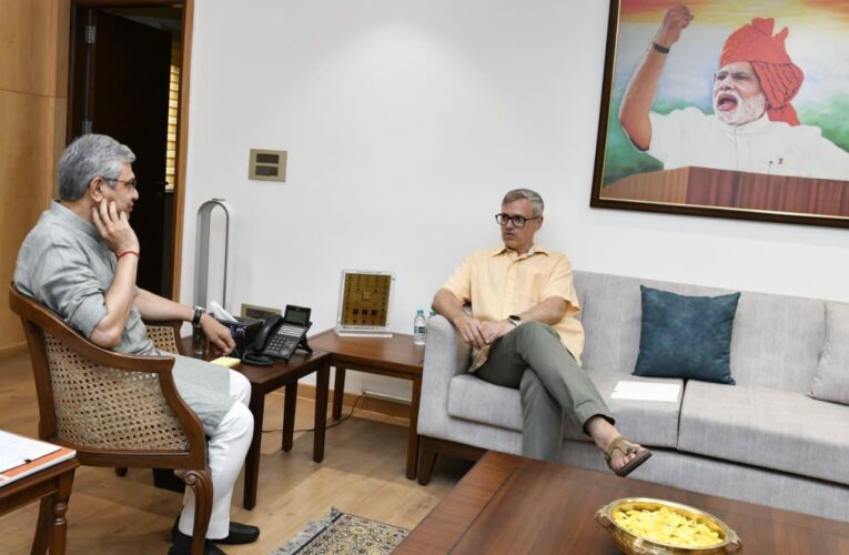 J&K Air Travel Shutdown on October : CM Omar Abdullah Urges Railway Minister to Boost Vande Bharat Services During Srinagar Airport Closure