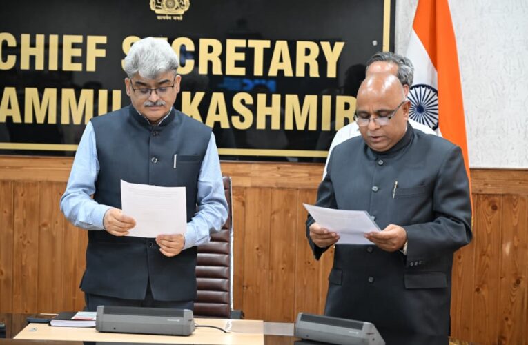 Chief Secretary Atal Dulloo administers oath to new JKWRRA Chairperson Suresh Kumar Gupta