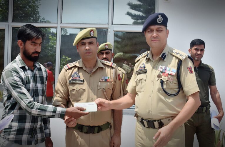 SSP Shafket Hussain hands over 50 recovered mobile phones worth over 8 lakh to owners in Poonch