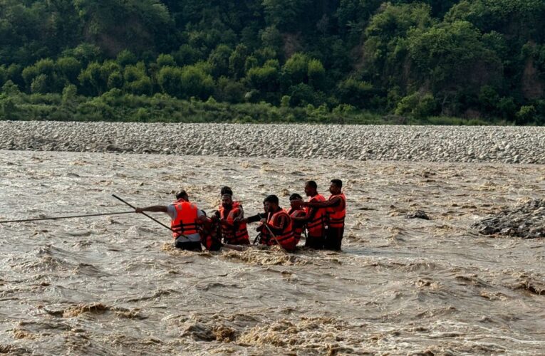 Jammu Police and SDRF Stage Dramatic Rescue of Four Children Stranded in Rising River Tawi