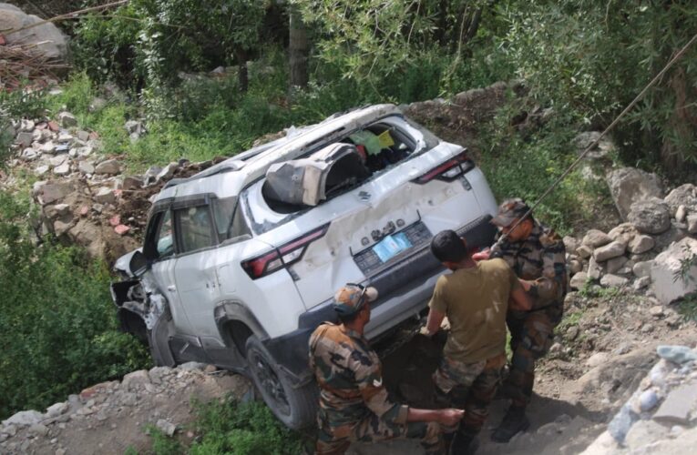 Indian Army swiftly clears highway after accident near Saspol