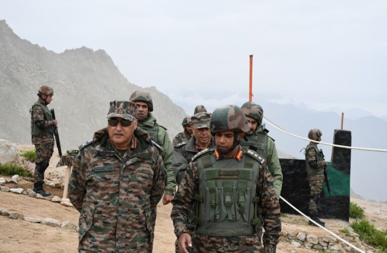 GOC Fire & Fury Corps Reviews Operational Readiness in Kargil and Dras Sectors