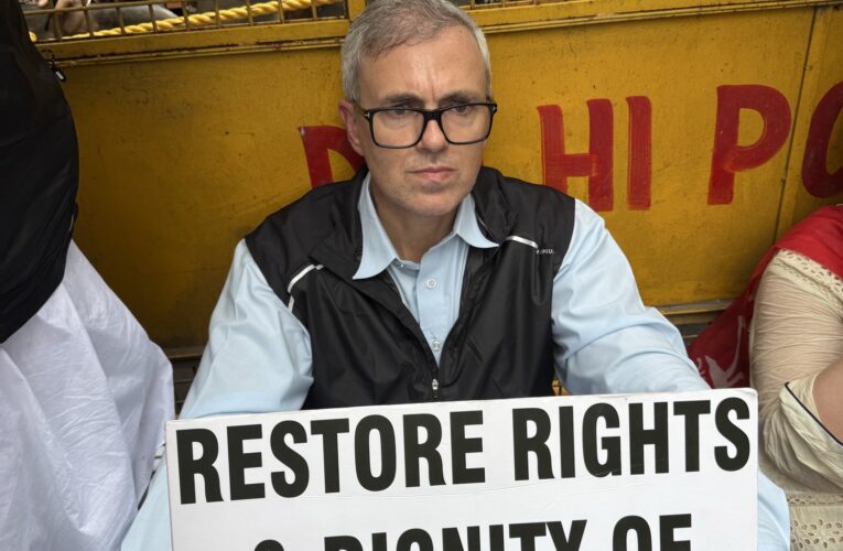 J&K Statehood Protest: Omar Abdullah Slams Central Government After Being Stopped from Reaching Jantar Mantar