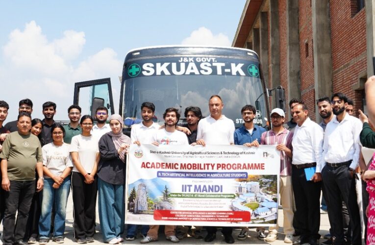 SKUAST Kashmir Flags Off First Batch of BTech AI Students to IIT Mandi