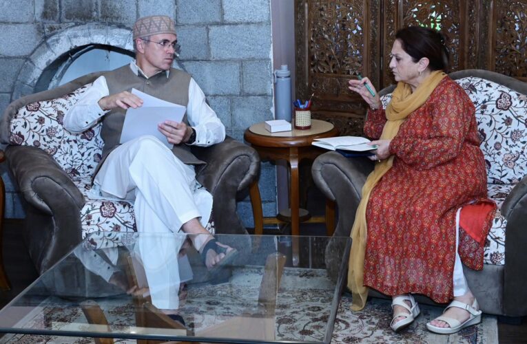 Omar Abdullah Reviews Development and Tourism in Srinagar Meetings