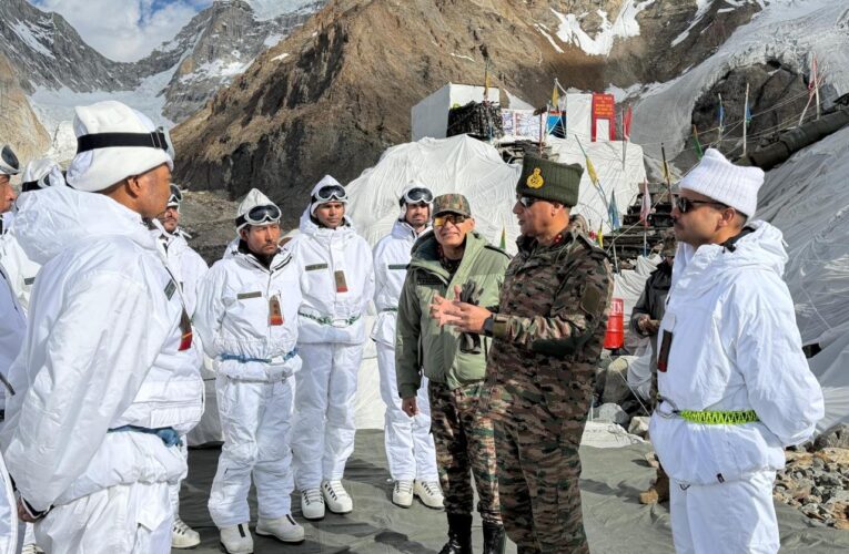 Fire and Fury Corps Commander Reviews Operational Preparedness and Capability Initiatives in Siachen Sector