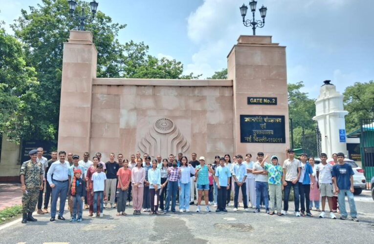 Border Security Force Children Explore History and Science in Educational New Delhi Tour