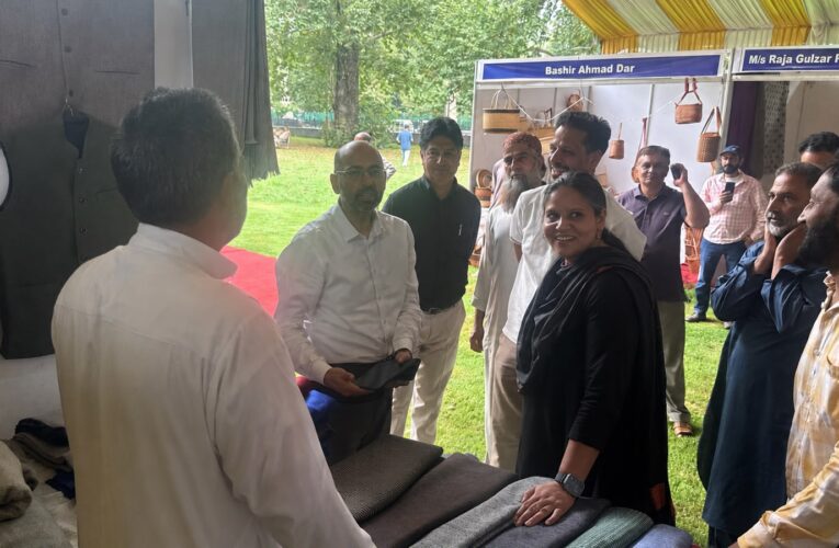 National Handloom Day Celebrated in Srinagar with Focus on Aesthetic Packaging and GI Labelling