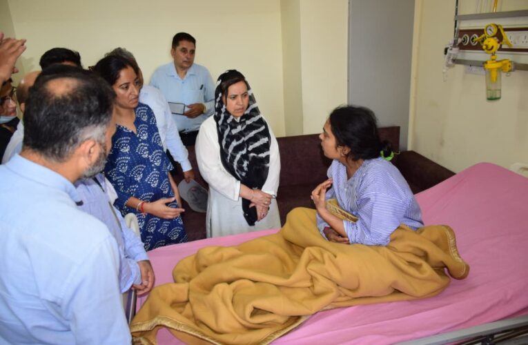 Health Minister Sakeena Itoo Visits GMC Jammu to Review Accident Victims Care