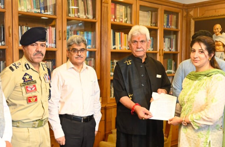 Jammu & Kashmir LG Manoj Sinha Hands Over Government Appointment Letters to Families of Police Martyrs
