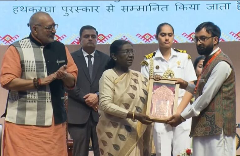 Kashmir Master Weavers Honored With National Handloom Award by President Draupadi Murmu